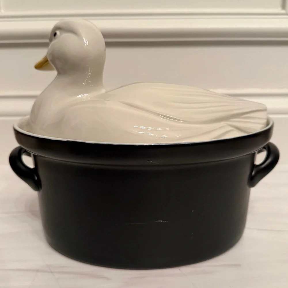 Vintage Hall Carbone White Duck on Black Nest Covered Casserole